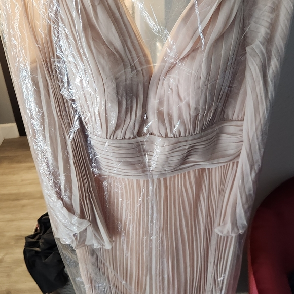 Pleated beautiful dress - Picture 2 of 3